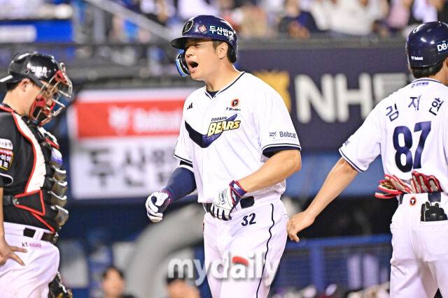 6일 서울 잠실야구장에서 열린 '2025 신한 SOL BANK KBO리그' KT 위즈와 두산 베어스 경기. 두산 김재환이 8회말 무사 1-2루에 역전 3점 홈런을 친 후 포효하고 있다./마이데일리