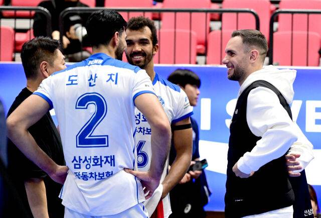 KB손해보험 비예나가 삼성화재 원정 경기를 본 뒤 아히와 이야기를 나누고 있다 / 한국배구연맹(KOVO)