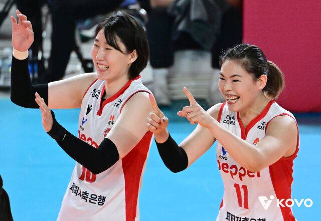 페퍼저축은행 박정아와 시마무라./KOVO