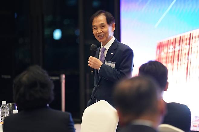 이광형 한국과학기술원(KAIST) 총장이 지난달 15일 서울 중구 앰배서더 풀만 호텔에서 헤럴드미디어그룹 주최로 열린 제8기 글로벌 비즈 포럼(GBF)에서 기조연설을 하고 있다. [코리아헤럴드 제공]