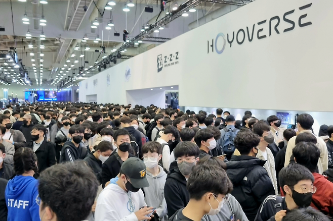 국제 게임 전시회 ‘지스타 2022’에서 중국 게임 ‘원신’ 굿즈를 받으려는 팬들로 겹겹이 긴 줄이 형성된 중국 게임사 호요버스 부스 전경. [김현일 기자/joze@]