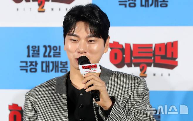 [서울=뉴시스] 김혜진 기자 = 배우 이이경이 27일 오전 서울 용산구 CGV 용산아이파크몰에서 열린 영화 '히트맨2'(감독 최원섭) 제작보고회에서 인사말을 하고 있다. 2024.12.27. jini@newsis.com