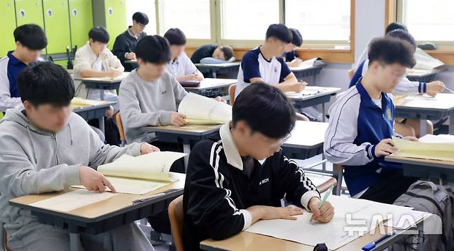 [전주=뉴시스] 김얼 기자 = 2026학년도 대학수학능력시험을 앞두고 마지막 모의고사인 전국연합학력평가가 실시된 10월 14일 전북 전주시 전라고등학교에서 3학년 수험생들이 진지한 모습으로 시험을 치르고 있다. 2025.10.14. pmkeul@newsis.com