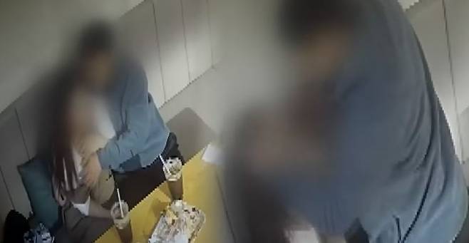 [서울=뉴시스] 울산의 한 카페에서 커플이 대낮에 음란행위를 벌이는 모습이 CCTV에 포착됐다. (사진 = 'JTBC News' 유튜브 캡처) 2025.11.09. *재판매 및 DB 금지