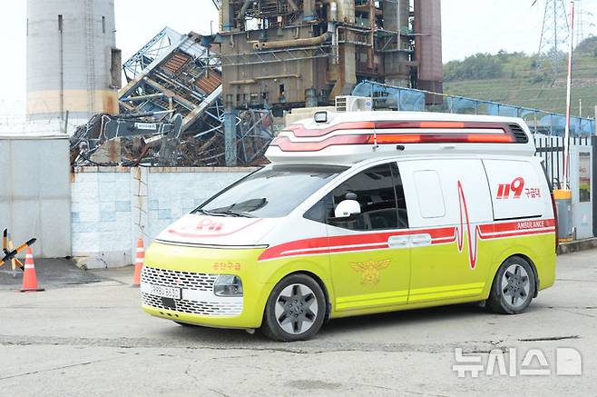 [울산=뉴시스] 배병수 기자 = 울산 남구 용잠동 한국동서발전 울산화력발전소 대형 구조물이 무너지는 사고 발생 나흘째인 9일 오전 소방관계자들이 현장에서 발견 된 작업자를 구급차가 병원으로 이동하고 있다.2025.11.09.bbs@newsis.com.