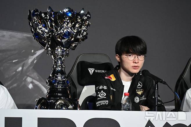 [청두(중국)=뉴시스] 윤정민 기자 = 리그 오브 레전드(LoL) 프로게이머 '페이커' 이상혁(T1)이 9일 오후 중국 청두 동안호 스포츠파크 다목적체육관에서 열린 '2025 LoL 월즈' 결승 후 미디어데이에서 기자 질문에 답하고 있다. 2025.11.09. alpaca@newsis.com
