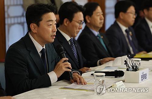 고위당정협의회 발언하는 강훈식 비서실장 (서울=연합뉴스) 김성민 기자 = 강훈식 대통령 비서실장이 9일 서울 종로구 총리공관에서 열린 고위당정협의회에서 발언하고 있다. 2025.11.9 ksm7976@yna.co.kr