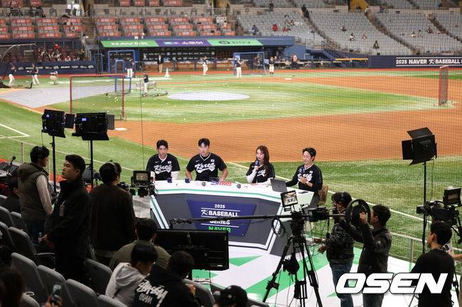 [OSEN=고척, 조은정 기자]8일 서울 구로구 고척스카이돔에서 ‘2025 NAVER K-BASEBALL SERIES’ 대한민국 야구 대표팀과 체코 야구 대표팀의 경기가 열린다.&nbsp;샌프란시스코 자이언츠 이정후, 애틀랜타 브레이브스에서 FA가 된 김하성이 KBO LIVE를 진행하고 있다. 2025.11.08 /cej@osen.co.kr