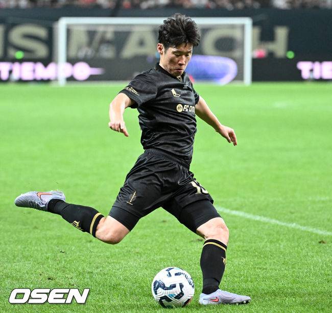 [OSEN=서울월드컵경기장, 이대선 기자] 14일 오후 서울월드컵경기장에서 '2025&nbsp;아이콘매치:&nbsp;창의 귀환,&nbsp;반격의 시작’ 경기가 열렸다.2025 아이콘매치는 넥슨 축구 게임 ‘FC 온라인’과 ‘FC 모바일’의 전설적 은퇴 선수들이 한국 경기장에서 펼치는 특별 경기다. 올해는 베일, 제라드, 카시야스가 새롭게 합류하고 아르센 벵거와 라파엘 베니테스 감독이 지략 대결을 펼친다.전반 스피어 박지성이 패스를 하고 있다. 2025.09.14 /sunday@osen.co.kr