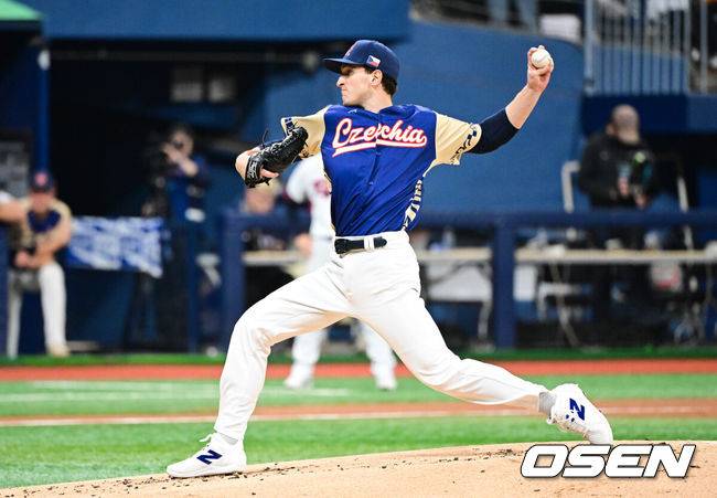 [OSEN=고척, 조은정 기자]8일 서울 구로구 고척스카이돔에서 ‘2025 NAVER K-BASEBALL SERIES’ 대한민국 야구 대표팀과 체코 야구 대표팀의 경기가 열렸다.한국은&nbsp;8일과 9일 2025 K-베이스볼 시리즈 체코 대표팀과의 2경기를 시작으로&nbsp;15일과 16일 양일에 걸쳐 도쿄돔에서 일본 대표팀과 2경기를 치른다.&nbsp;1회말 체코 선발 노박이 역투하고 있다. 2025.11.08 /cej@osen.co.kr