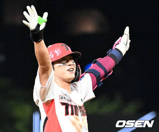 [OSEN=광주, 이대선 기자] 8회말 무사 1,3루에서 KIA 박찬호가 우중간 2타점 적시 3루타를 치고 환호하고 있다. 2025.09.10 /sunday@osen.co.kr