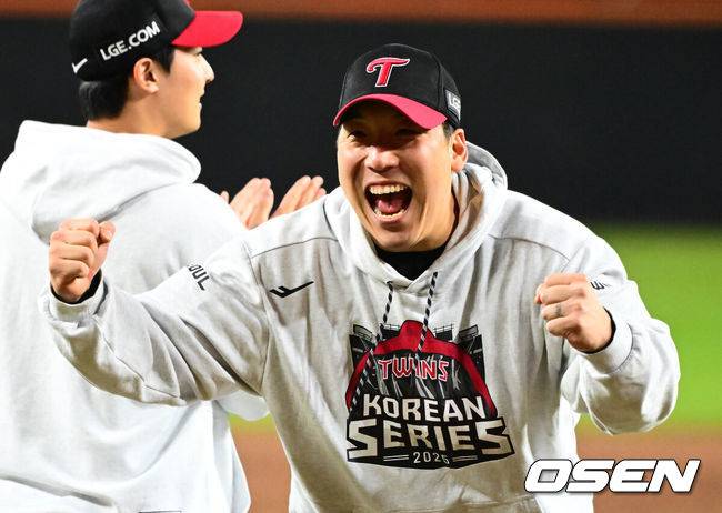 [OSEN=대전, 지형준 기자] 프로야구 LG 트윈스가 9회에만 6점을 올리는 극적인 역전승을 거뒀다. LG는 30일 대전 한화생명볼파크에서 열린 2025 신한 SOL뱅크 KBO 한국시리즈 4차전 한화 이글스와의 경기에서 7-4로 승리했다. 이날 승리로 LG는 시리즈 전적 3승 1패를 선점했다. 한국시리즈 우승까지는 단 1승 남았다. 경기를 마치고 LG 김현수가 포효하고 있다. 2025.10.30 /jpnews@osen.co.kr