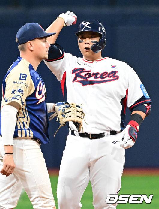 [OSEN=고척, 조은정 기자]8일 서울 구로구 고척스카이돔에서 ‘2025 NAVER K-BASEBALL SERIES’ 대한민국 야구 대표팀과 체코 야구 대표팀의 경기가 열렸다.한국은&nbsp;8일과 9일 2025 K-베이스볼 시리즈 체코 대표팀과의 2경기를 시작으로&nbsp;15일과 16일 양일에 걸쳐 도쿄돔에서 일본 대표팀과 2경기를 치른다.&nbsp;2회말 한국 선두타자 한동희가 2루타를 날린 뒤 세리머니를 하고 있다. 2025.11.08 /cej@osen.co.kr