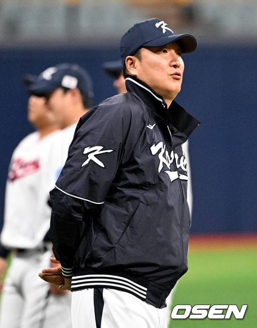 [OSEN=고척, 조은정 기자]류지현 감독이 이끄는 야구 대표팀이 4일 고척스카이돔에서 훈련을 진행했다.대표팀은 오는&nbsp;8일과 9일&nbsp;고척스카이돔에서 열리는 2025 K-베이스볼 시리즈 체코 대표팀과의 2경기를 시작으로&nbsp;15일과 16일 양일에 걸쳐 도쿄돔에서 일본 대표팀과 2경기를 치른다.&nbsp; 야구대표팀 이진영 코치가 훈련을 지켜보고 있다. 2025.11.04 /cej@osen.co.kr