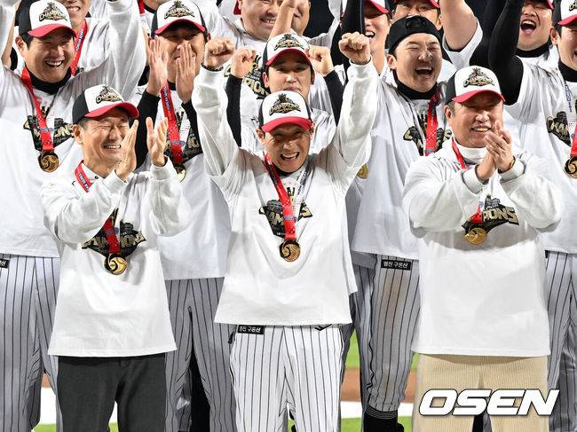 [OSEN=대전, 이대선 기자] 2025시즌 우승팀은 무적 LG 트윈스다.&nbsp;프로야구 LG 트윈스는 31일 대전 한화생명볼파크에서 열린 2025 신한 SOL뱅크 KBO 한국시리즈(7전 4선승제) 한화 이글스와의 5차전에서 4-1로 승리했다.정규시즌 1위 LG는 시리즈 전적 4승 1패로 통합우승 금자탑을 쌓았다. LG의 통합우승은 1990년, 1994년, 2023년에 이은 통산 4번째로, 염경엽 감독은 2023년 부임 후 3년 사이 팀을 두 차례나 정상에&nbsp;올려놓는 위대한 업적을 달성했다. 2023년 1위, 2024년 3위, 2025년 1위로 KBO리그에 트윈스 왕조 시대를 활짝 열었다.&nbsp;LG 김인석 대표이사, 염경엽 감독, 차명석 단장이 우승의 기쁨을 나누고 있다. 2025.10.31 /sunday@osen.co.kr