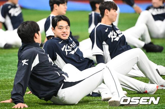 [OSEN=고척, 조은정 기자]류지현 감독이 이끄는 야구 대표팀이 5일 고척스카이돔에서 훈련을 진행했다.대표팀은 오는&nbsp;8일과 9일&nbsp;고척스카이돔에서 열리는 2025 K-베이스볼 시리즈 체코 대표팀과의 2경기를 시작으로&nbsp;15일과 16일 양일에 걸쳐 도쿄돔에서 일본 대표팀과 2경기를 치른다.&nbsp;야구대표팀 문동주가 몸을 풀고 있다. 2025.11.05 /cej@osen.co.kr