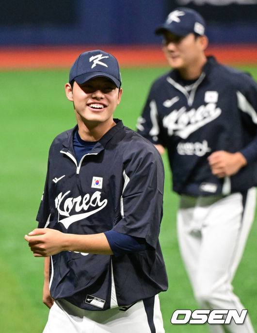 [OSEN=고척, 조은정 기자]류지현 감독이 이끄는 야구 대표팀이 7일 고척스카이돔에서 훈련을 진행했다.대표팀은 오는&nbsp;8일과 9일&nbsp;고척스카이돔에서 열리는 2025 K-베이스볼 시리즈 체코 대표팀과의 2경기를 시작으로&nbsp;15일과 16일 양일에 걸쳐 도쿄돔에서 일본 대표팀과 2경기를 치른다.&nbsp;야구 대표팀 문동주가 몸을 풀고 있다. 2025.11.07 /cej@osen.co.kr