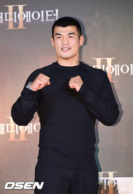 [OSEN=김성락 기자] 5일 오후 서울 용산구 한강대로 CGV 용산아이파크몰에서 영화 ‘글래디에이터2’ VIP 시사회가 열렸다. 영화 '글래디에이터 2’는 막시무스의 죽음으로부터 20여 년 후, 콜로세움에서 로마의 운명을 건 결투를 벌이는 루시우스의 이야기를 그렸다.격투기선수 고석현이 포토타임을 갖고 있다. 2024.11.05 / ksl0919@osen.co.kr