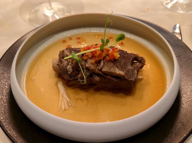 레드 랜턴&nbsp; 쓰촨 스파이스 소스를 곁들인 미국산 소갈비.