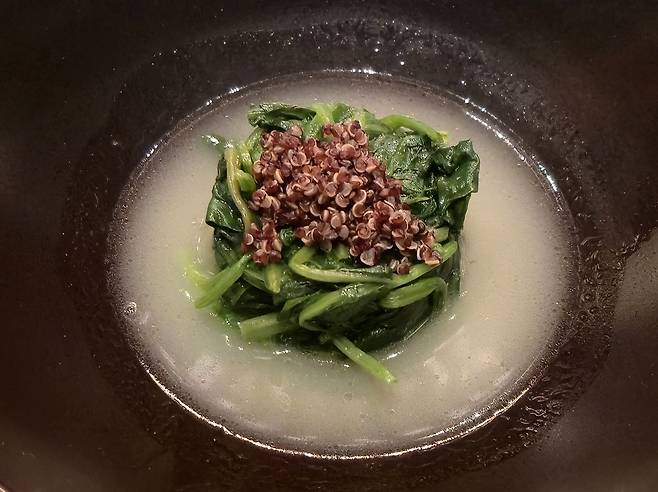 레드 랜턴 퀴노아와 시금치.