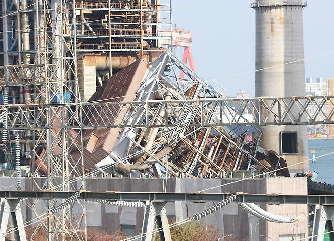 울산 남구 한국동서발전 울산화력발전소 보일러 타워 붕괴 사고 나흘 째인 9일 구조물이 붕괴돼 있다. 울산=뉴스1