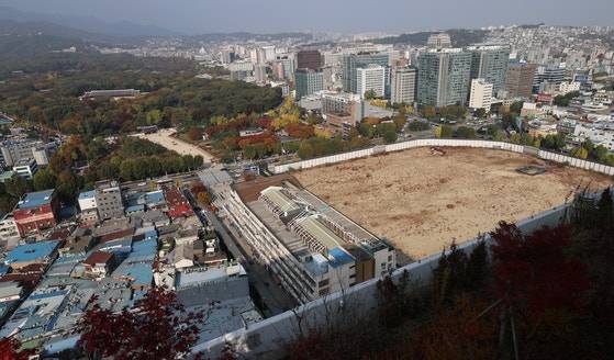 왼쪽 위의 종묘와 오른쪽(빈터) 세운4구역 모습. 뉴스1