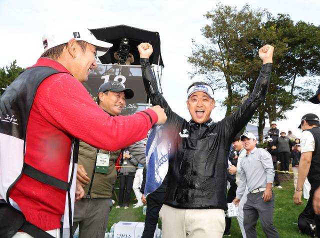 KPGA 투어 챔피언십 우승 뒤 축하 물세례를 받는 박상현. 사진 제공=KPGA