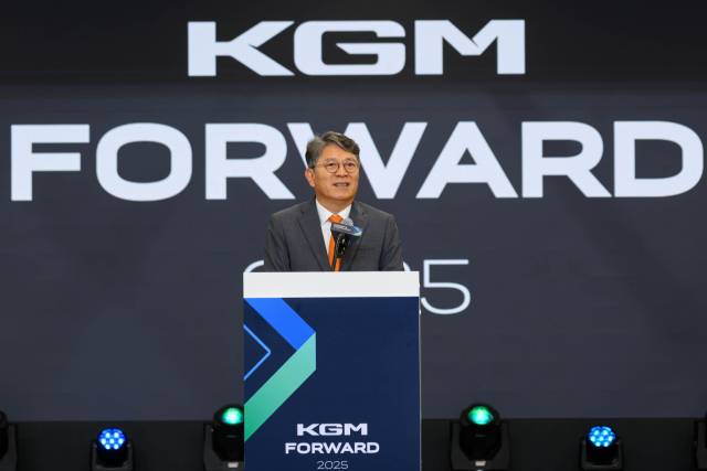 곽재선 KG모빌리티 회장이 6월 경기도 평택 본사에서 열린 ‘KGM 포워드(FORWARD)’ 행사에서 인사말을 하고 있다. 사진 제공=KGM