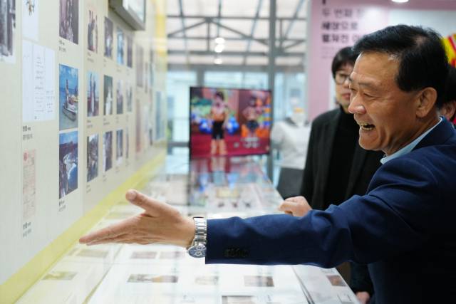 이승로 성북구청장이 ‘성북 마을기록 전시’를 관람하고 있다. 사진제공=성북구