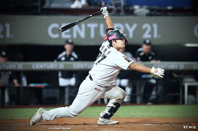 KT 김민석이 7일 라쿠텐 타오위안 야구장에서 열린 ‘2025 타오위안 아시아 프로야구 교류전’ 라쿠텐 골든이글스와 경기 도중 안타를 치고 있다. 사진제공|KT 위즈