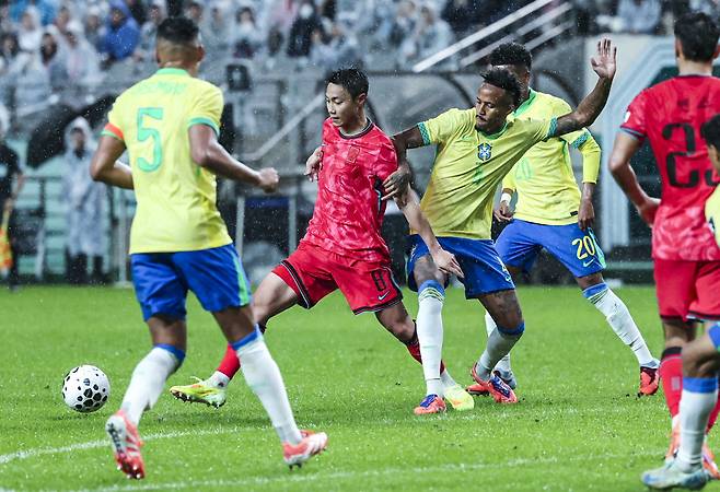 버밍엄 백승호가 9일(한국시간) 미들즈브러와 원정경기서 왼쪽 어깨를 다쳤다. 이달 국내에서 치러질 볼리비아전과 가나전 대표팀 소집에서 제외될 가능성이 커졌다. 지난달 10일 브라질과 친선전 도중 돌파를 시도하는 백승호. 상암｜뉴시스