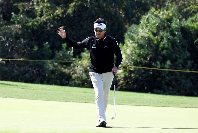 박상현이 9일 KPGA 투어 챔피언십 최종라운드 4번 홀에서 버디에 성공한 뒤 세리머니를 하고 있다. 사진제공 | KPGA