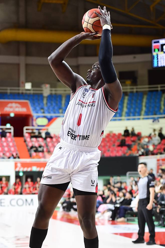 정관장 조니 오브라이언트는 9일 울산서 열린 현대모비스와 원정경기서 18점을 넣으며 팀의 단독 선두 등극에 힘을 보탰다. 사진제공|KBL