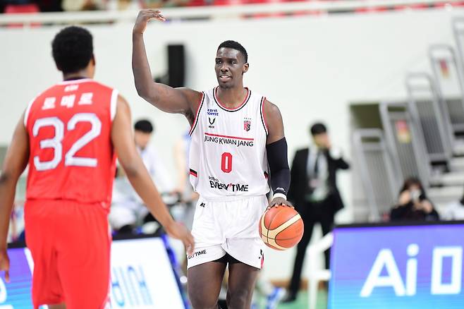 정관장 조니 오브라이언트(0번)는 9일 울산서 열린 현대모비스와 원정경기서 18점을 넣으며 팀의 단독 선두 등극에 힘을 보탰다. 사진제공|KBL