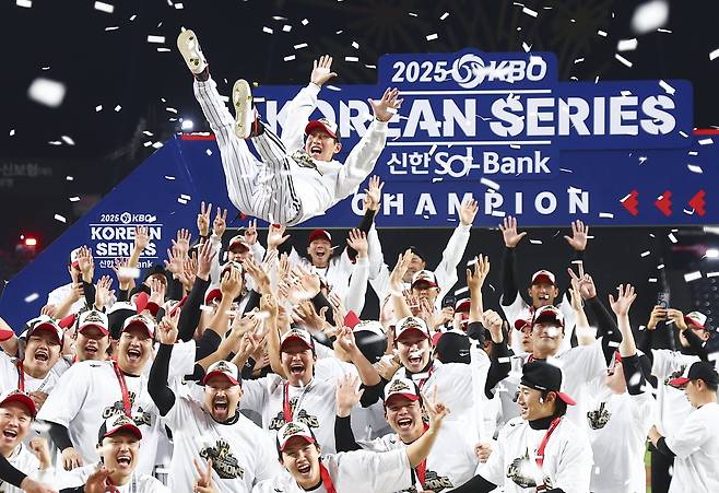 염경엽 감독은 8일 LG와 3년 최대 30억 원 규모의 KBO 역대 감독 최고 대우를 받으며 재계약했다.｜뉴시스