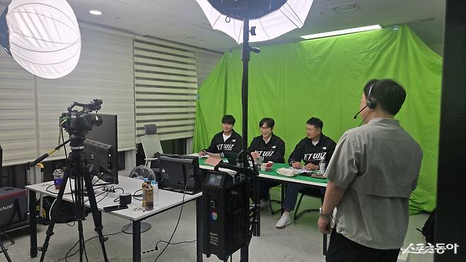 임세업 KT 전략데이터팀 과장, 강성철 아나운서, 심광호 KT 스카우트팀 과장(왼쪽부터)이 9일 서울 위즈TV 대행사 사옥에서 ‘2025 타오위안 아시아 프로야구 교류전’을 중계하고 있다. 사진제공｜KT 위즈
