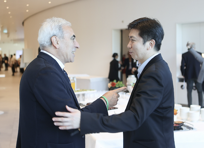 유승민 대한체육회장이 스위스 로잔에서 국제올림픽위원회 관계자와 이야기를 나누고 있다.  유승민 대한체육회장 SNS