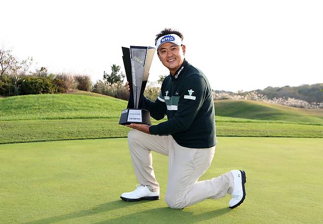 박상현이 9일 제주 서귀포시 테디밸리 골프앤리조트에서 끝난 KPGA 투어 챔피언십에서 우승한 뒤 트로피를 들고 포즈를 취하고 있다. KPGA  제공