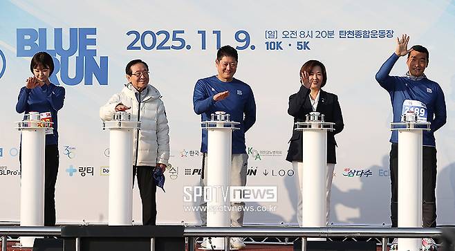 ▲ 블루런의 의미와 출발을 알리는 고원희 배우, 김광원 한국당뇨병협회 회장, 홍우승 스포티비뉴스 대표, 이수진 성남 중원구 민주당 국회의원, 조원희 전 국가대표(사진 왼쪽부터). ⓒ곽혜미 기자