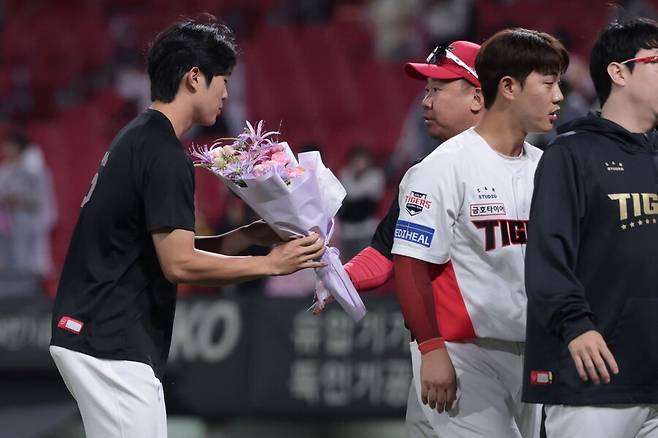 ▲ 10월 2일 SSG전에서 데뷔 첫 승리를 거둔 뒤 이범호 감독으로부터 축하를 받고 있는 이도현 ⓒKIA타이거즈