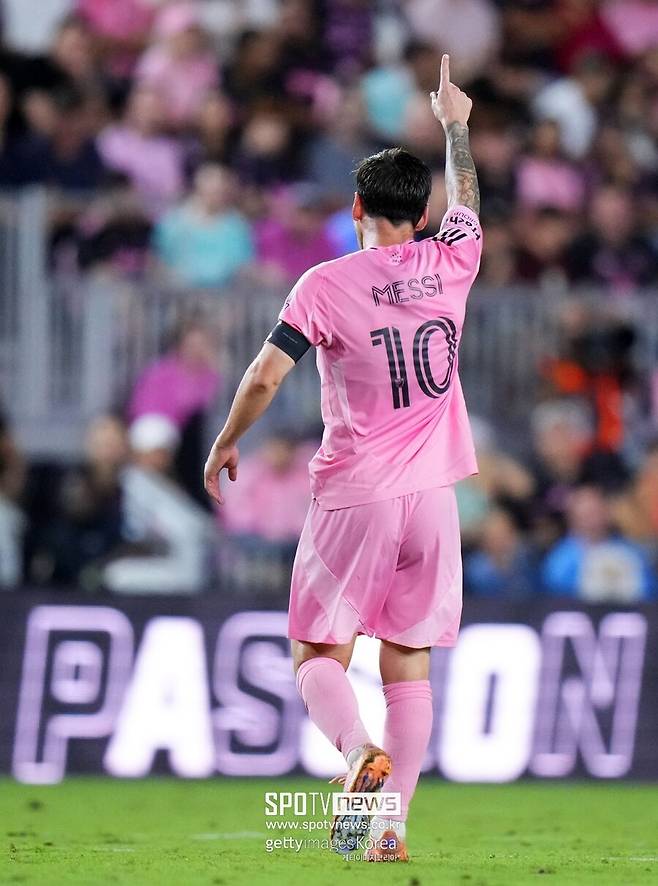 ▲ MLS는 꿈의 결승을 그린다. 동부의 메시와 서부의 손흥민이 MLS컵 최종 우승 결정전에서 맞붙는 시나리오다. 리그 사무국 입장에서는 이보다 완벽한 흥행 대진은 없다. 손흥민과 메시 모두 8강에 오르면서 MLS 전체가 기다리는 충돌이 다가오고 있다.