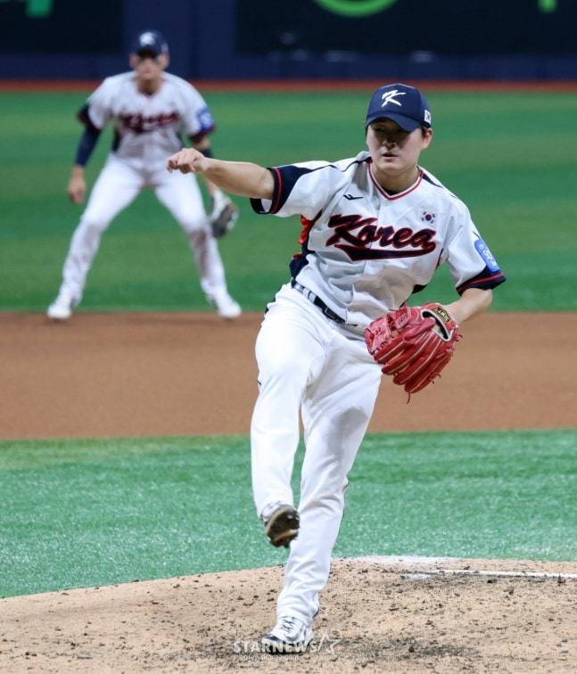 대표팀 우완투수 김택연이 8일 오후 서울 고척스카이돔에서 열리는 ‘2025 NAVER K-BASEBALL SERIES’ 한국과 체코의 평가전에서 8회초 등판해 무실점 피칭을 펼치고 있다.  /사진=강영조 선임기자