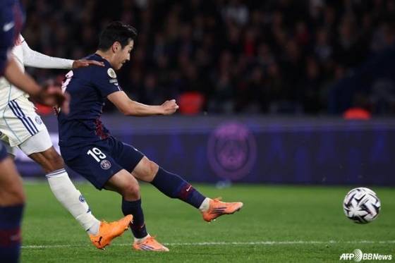 이강인(오른쪽)이 지난 10월 프랑스 파리의 파르크 데 프린스에서 열린 2025~2026시즌 프랑스 리그1 8라운드 스트라스부르와 경기 중 왼발 킥을 시도하고 있다. /AFPBBNews=뉴스1