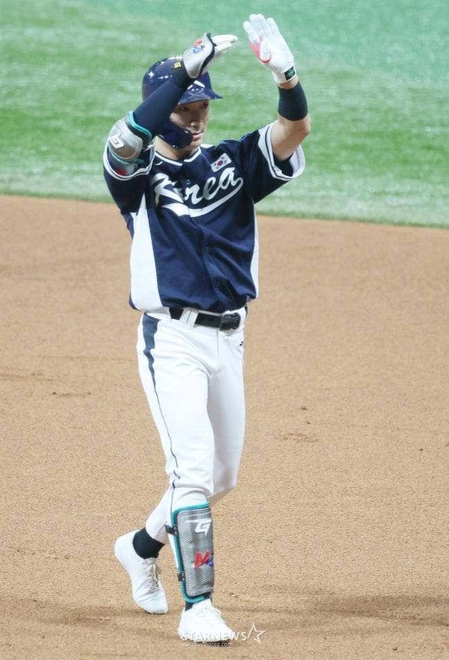 멀티 히트를 때려낸 신민재. /사진=김진경 대기자