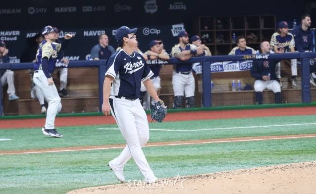 적시타를 맞고 타구를 바라보는 김서현. /사진=김진경 대기자