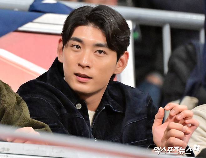 8일 오후 서울 구로구 고척스카이돔에서 열린 '2025 NAVER K-BASEBALL SERIES' 대한민국과 체코의 평가전 경기, 이정후가 경기장을 둘러보고 있다. 엑스포츠뉴스 DB