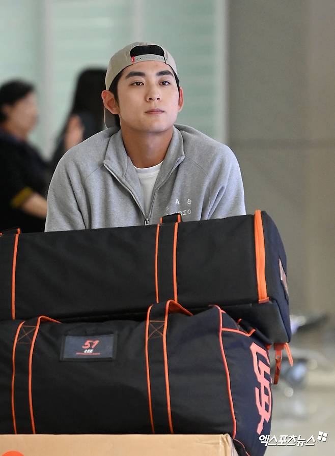 미국프로야구 메이저리그(MLB)에서 시즌을 마친 이정후(샌프란시스코 자이언츠)가 30일 오후 인천국제공항을 통해 귀국했다.  이정후가 입국장을 나서고 있다.  풀타임 시즌을 소화한 이정후는 타율 0.266(560타수 149안타), 8홈런 55타점 10도루 73득점에 OPS(출루율+장타율) 0.734를 기록했다. 엑스포츠뉴스 DB