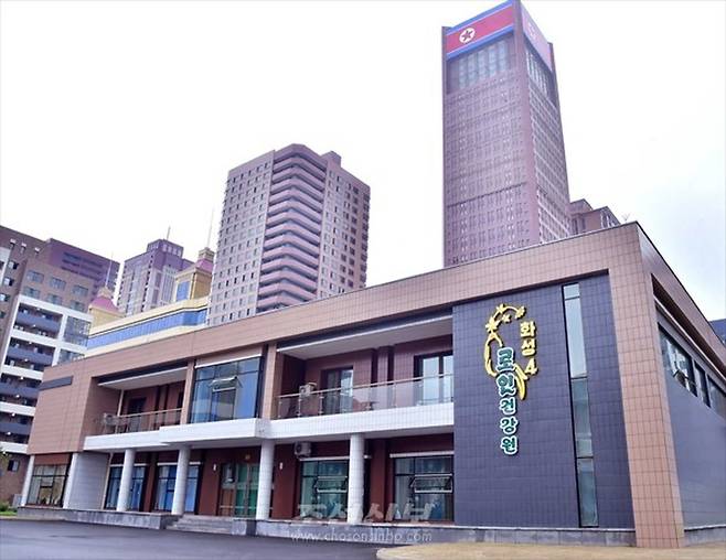 평양 화성4노인건강원 (평양 조선신보=연합뉴스) 재일본조선인총연합회 조선신보가 11월 7일 보도한 평양 화성지구 내 화성4노인건강원. 2025.11.8 
    [국내에서만 사용가능. 재배포 금지. For Use Only in the Republic of Korea. No Redistribution] 
    nkphoto@yna.co.kr