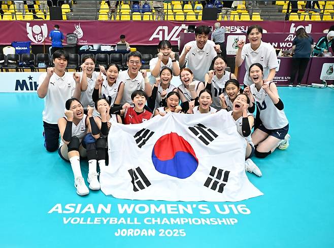 U-16 아시아선수권 우승 후 태극기 펼쳐 보인 U-16 여자배구 대표팀 선수들 [아시아배구연맹 페이스북 캡처. 재판매 및 DB 금지]