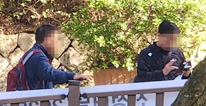 흡연하는 등산객 [차근호 기자]